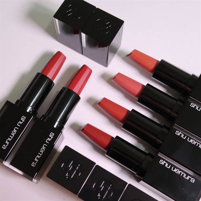 植村秀推出全新质地「无色限缎光极润唇膏」。（图／品牌提供）