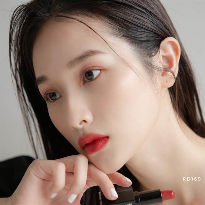 MODEL示范植村秀无色限缎光极润唇膏KSRD169。（图／品牌提供）