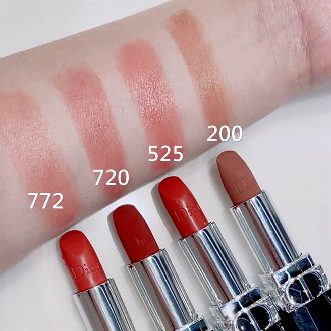 迪奥蓝星精华唇膏手部试色。（图／品牌提供）