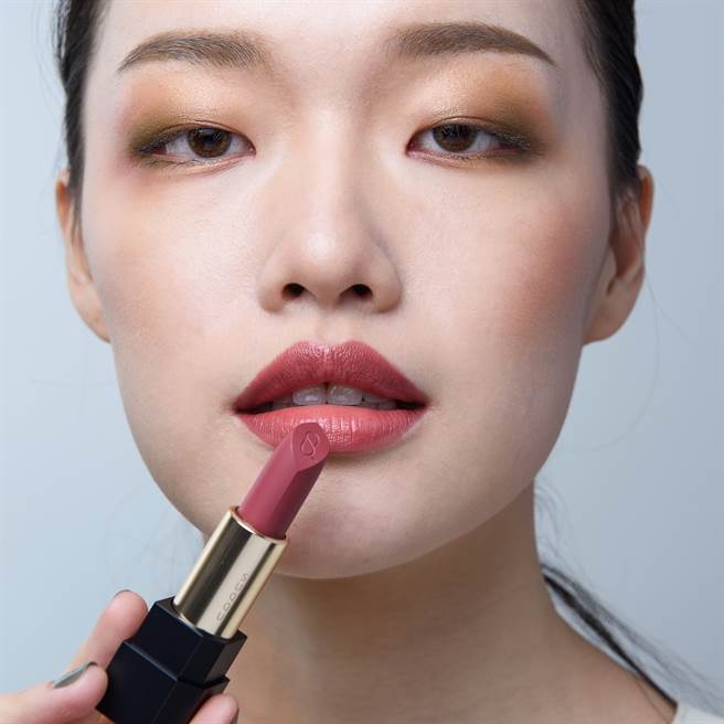 MODEL示范SUQQU晶采透雾唇膏03青玉。（图／品牌提供）