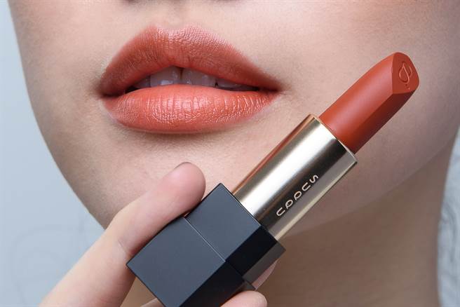 MODEL示范SUQQU晶采透雾唇膏05椎実。（图／品牌提供）