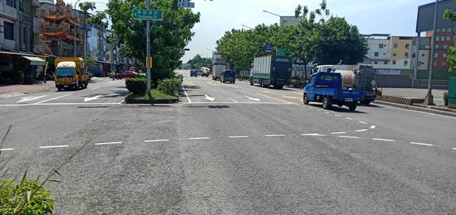 高市新生路臨近車站後街一帶，傳出車輛違規逆向或誤闖的危險駕車行為，交通局在路口設直線箭頭及路口行車導引線導引。（高市交通局提供／石秀華高雄傳真）