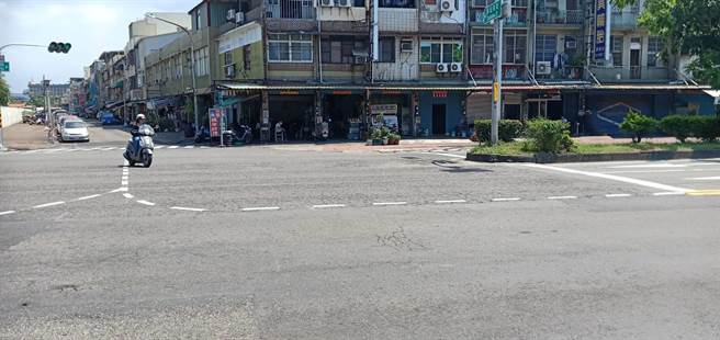 交通局3日在新生路臨近車站後街一帶該完成「直線箭頭指向線」及「路口行車導引線」，避免重大車禍發生。（高市交通局提供／石秀華高雄傳真）