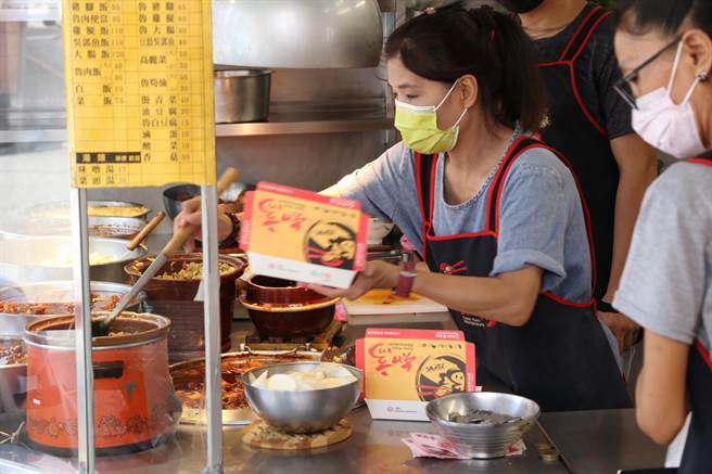 「玉知高华」知高饭负责人庄玉华提供的知高饭待用餐。（社会局提供）