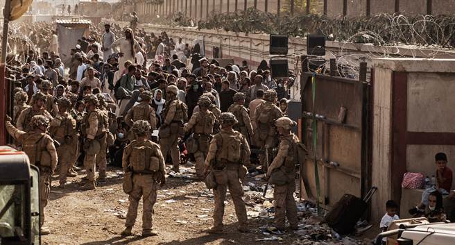 美国海军陆战队8月21日在阿富汗首都喀布尔的哈密德卡赛国际机场（Hamid Karzai International Airport）协助撤离美国公民，还有绿卡持有人等符合资格的民眾。（美联社）