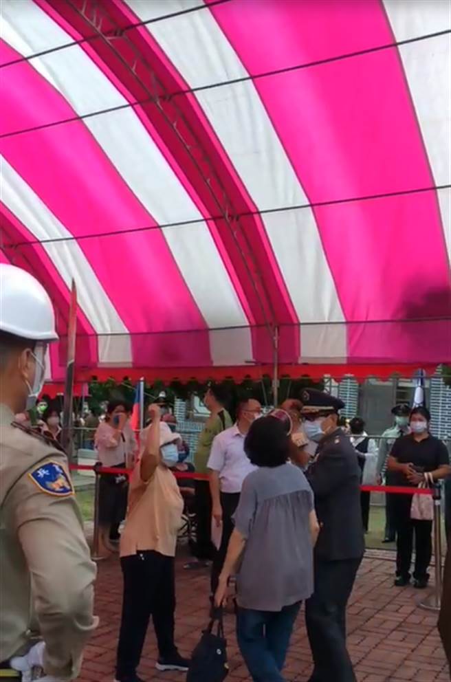 今天是九三軍人節，為緬懷國軍先烈將士犧牲奉獻精神，國軍第四作戰區3日上午前往澄清湖國軍忠靈塔舉辦秋祭儀式，不過由於秋祭儀典未唱國歌，遭到在場遺族糾正後儀式重來。（影片截圖）