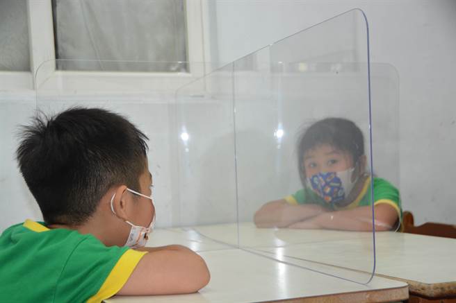 经过史上最长暑假，不少学校同学互道好久不见。（蔡旻妤摄）