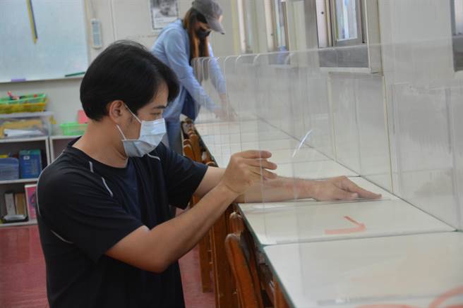 台东广告业者替幼儿园、安亲班打造防疫隔板。（蔡旻妤摄）