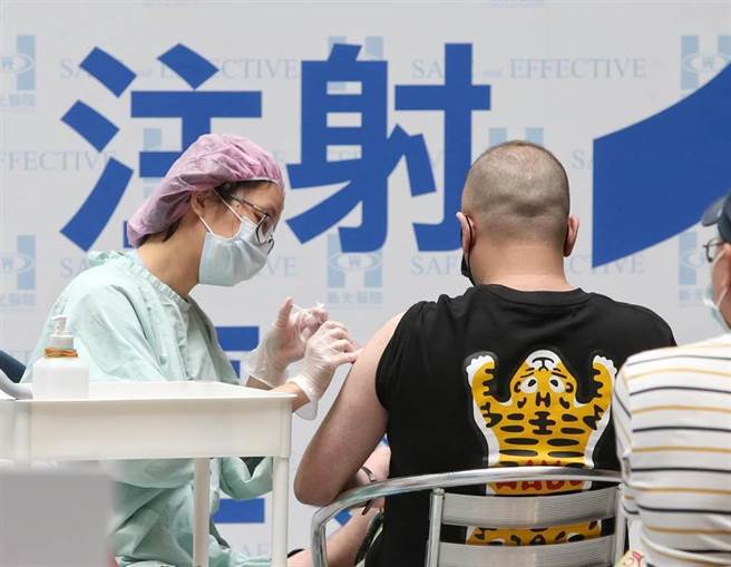 流行病學與預防醫學研究所教授金傳春批評BNT打第一劑拚覆蓋率是錯誤的政策，考慮Delta變異株，應優先打滿二劑疫苗，警示台灣別犯跟澳洲一樣的錯誤。（趙雙傑攝）