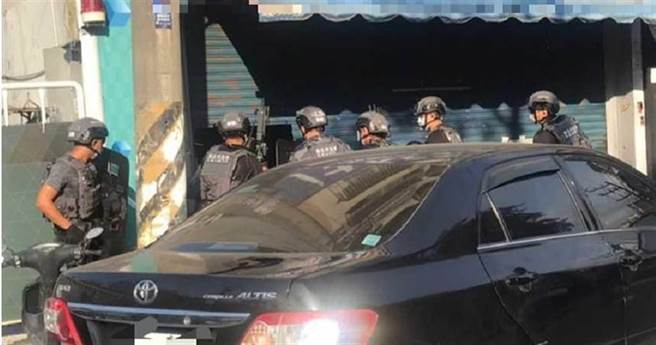 台北地检署今年5月26日指挥海巡署特勤队及彰化查缉队干员攻坚，一举捣破藏身士林地院、地检署对面的毒品仓库。（资料照／海巡署提供）