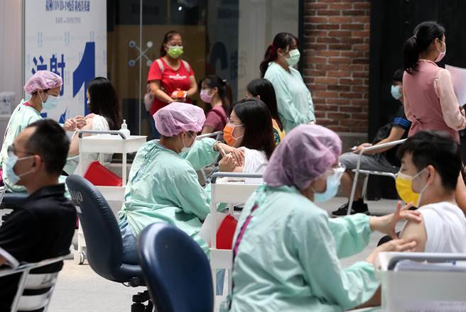 第二類人員施打疫苗數目屢遭質疑過度「膨脹」。（示意圖，趙雙傑攝）