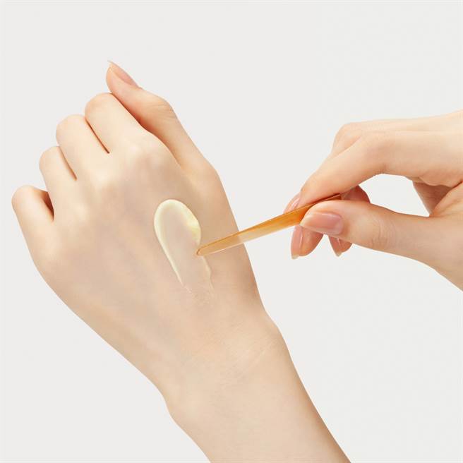 雪花秀第五代滋阴蔘回弹霜质地轻盈滑顺。（图／品牌提供）