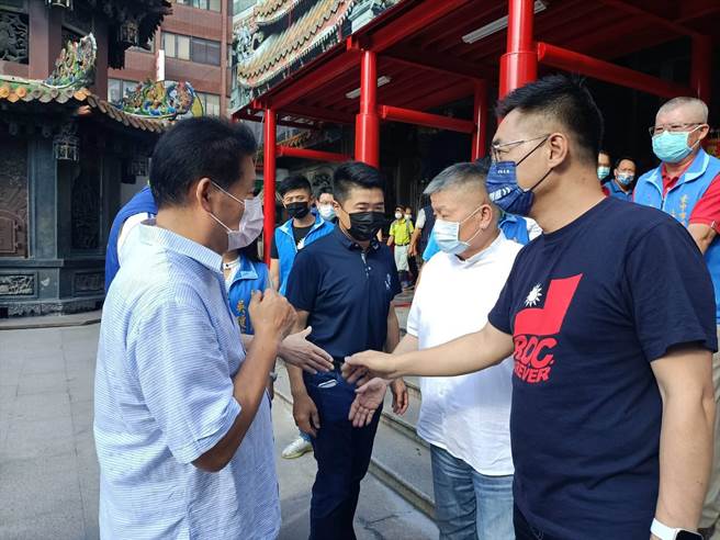 顏清標拍拍江啟臣後背說，明天辯論，反應好一點就好。（陳淑娥攝）