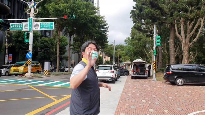 桃園北科附工學生確診2703人PCR檢測中，王必勝現身校園。（陳夢茹攝影）