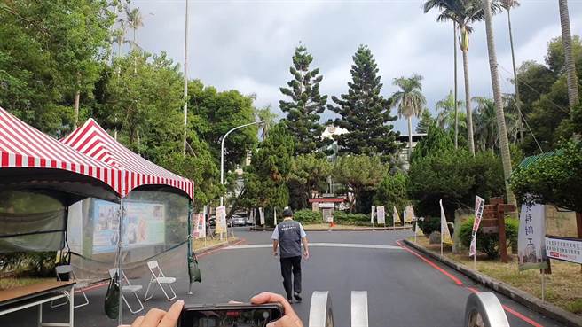 衛福部醫福會執行長王必勝快步進入校園視察PCR狀況。（陳夢茹攝影）