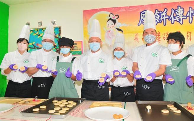 苗栗县长徐耀昌及县议长锺东锦呼吁民眾踊跃订购幼安教养院的中秋月饼。（苗栗县政府提供／谢明俊苗栗传真）