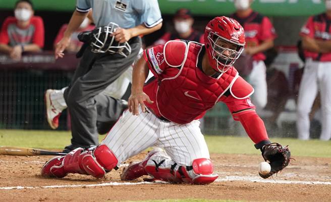 味全龍隊捕手吉力吉撈．鞏冠2日在比賽中接替蹲捕。（資料照，味全龍提供）