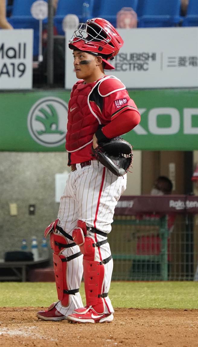 味全龍捕手吉力吉撈．鞏冠在2日比賽中接替蹲捕。（味全龍提供）