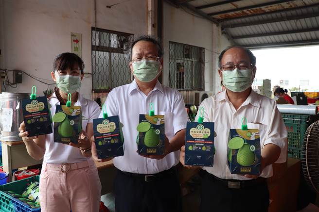 台南市麻豆区农会与国内最大连锁超商合作，推出单颗装产销履歷文旦，限量8000颗，每颗售价149元，6日起上架。（刘秀芬摄）