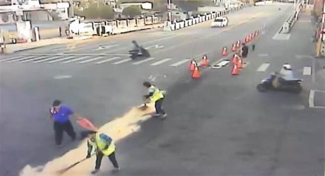 花莲市林森路、明礼路口靠近尚志桥一带，昨晚疑似车辆漏油，酿成机车骑士惨摔，有关单位到场处理。（王志伟翻摄）