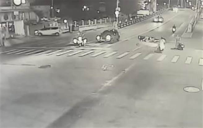 花莲市区林森路、明礼路口，昨晚疑似小客车漏油，油污遍布路面，行经的机车骑士摔倒受伤。（王志伟翻摄）