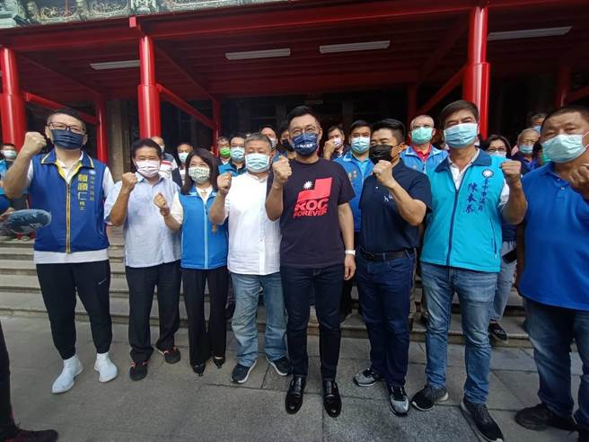 国民党主席江启臣3日前往大甲镇澜宫参拜，率眾高喊「战斗到底」。（陈淑娥摄）