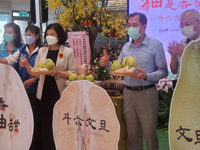 雲林縣長張麗善（右三）、縣府農業處長吳芳銘（右二）3日宣布斗六文旦上市，10日將到立法院推廣，11日在台北市建國花市舉辦展銷會。（周麗蘭攝）