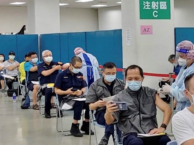 台北長庚幫助北市保大180多名員警施打第二劑疫苗。（翻攝照片／林郁平台北傳真）