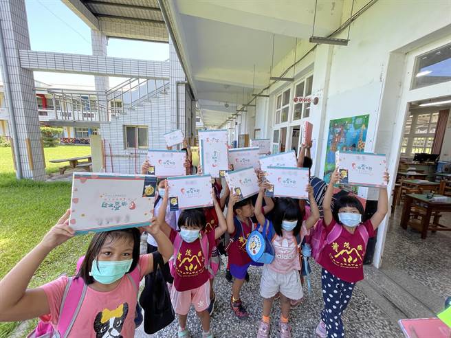 台湾自闭儿家庭关怀协会送爱到台东县宾茂国小。（宾茂国小提供／蔡旻妤台东传真）