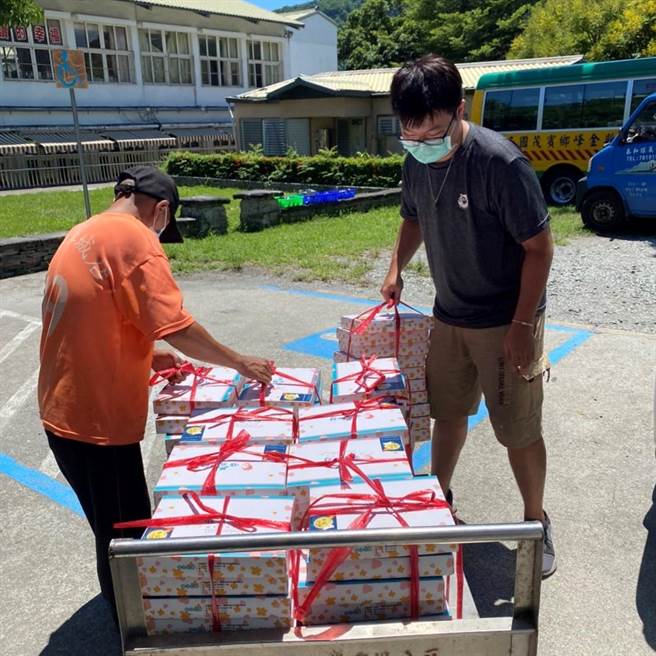 台湾自闭儿家庭关怀协会送爱到台东县宾茂国小。（宾茂国小提供／蔡旻妤台东传真）