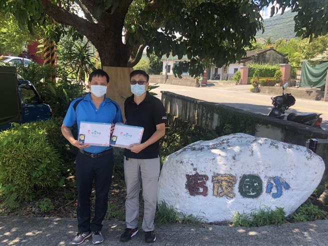 台湾自闭儿家庭关怀协会理事长孙中光（右）送爱到台东县宾茂国小，并与校长王迩翰（左）合影。（宾茂国小提供／蔡旻妤台东传真）