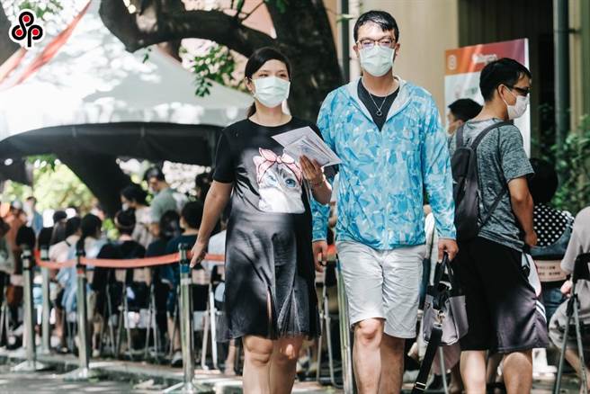 北市医院已陆续开放高端疫苗免预约施打，图为日前台大医学院体育馆接种站施打高端情形。（本报资料照）