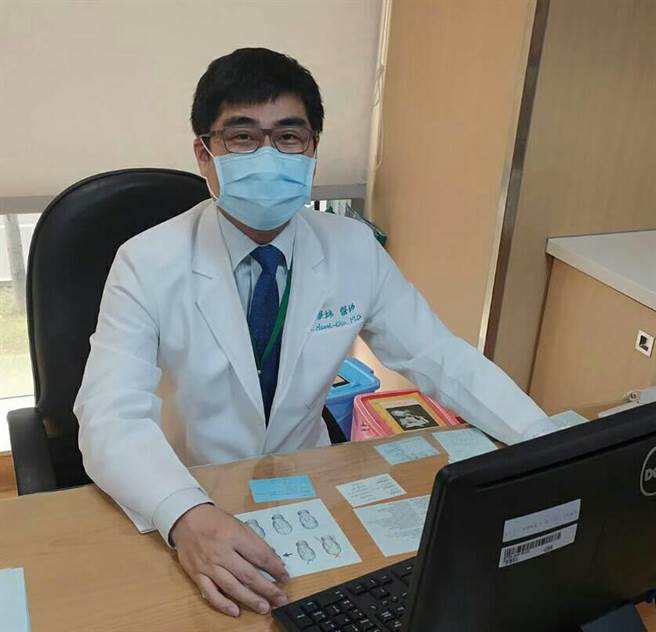 阮综合医院身心内科主任胡学锦提醒，「环境适应」压力会引发焦虑或忧郁情绪。（阮综合医院提供／袁庭尧高雄传真）