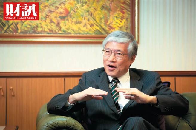 美国、中国的竞争全线展开，从军事角力到半导体产业，台湾被推上风口浪尖，国际关注度大增。日本野村总合研究所首席经济学家辜朝明，接受《财讯》採访，带来一年一度的精采观点。(图/财讯提供)