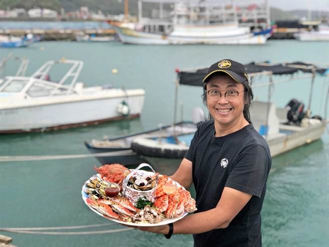 新北市富基魚市攤商從2020年起推出富基海鮮拼盤，非常受到歡迎。（新北市漁業處提供／葉書宏新北傳真）