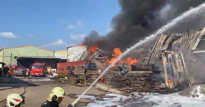 桃园市大园区1处工厂3日下午约3点发生火警，且有火舌窜出，消防人员到场抢救后，发现2层楼的铁皮屋1、2楼均全面燃烧，火势浩大但无人受困，火势已于下午4点14分受到控制。（消防局提供／萧灵玺桃园传真）