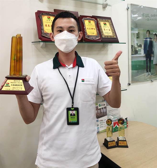 台中市府捷运店简剀延助管理员大叔圆梦。(图/信义房屋提供)