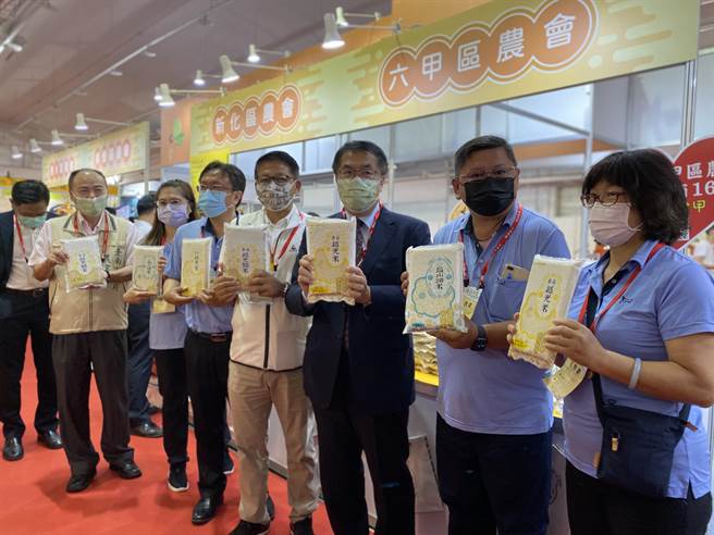 「台南品味周」3日至6日在南纺世贸展览中心登场，台南市长黄伟哲（右三）表示，台南品味周已成为台南许多精品争相上市的平台。（曹婷婷摄）