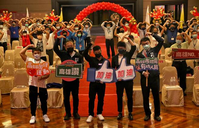 高雄巿体育有功人员表扬，今年共有74人受奖，高雄巿副巿长史哲（左二）出席颁奖典礼。（运发局提供）