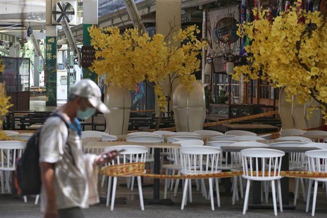 沈政男医师建议，应该考虑，至少在北部，停止开放餐厅内用了！（王英豪摄）