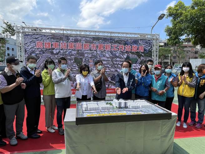 位在三民区绿园道旁的民族社区，屋龄高达43年，为了加速都更进度，高市府特别提出民族社区自主都更「588专案」，无须社区内所有住户同意，只要同一街廓住户谈妥就能先行启动都更程序。（洪浩轩摄）