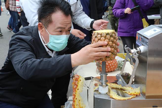 嘉義縣長翁章梁日前體驗削鳳梨、賣鳳梨。（嘉義縣政府提供／張亦惠嘉縣傳真）