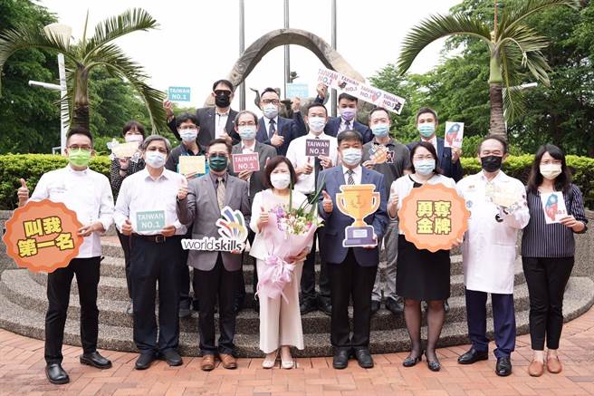 劳动部长许铭春率劳动力发展署副署长林宏德及国手培训小组3日，南下高雄到中山工商、高雄餐旅大学、海青工商，为明年国际技能竞赛国手加油打气；包括明年5月在俄罗斯莫斯科举办的第10届国际展能节职业技能竞赛国手、明年10月在中国上海举办的第46届国际技能竞赛国手。(劳动部提供／刘宥廷高雄传真)