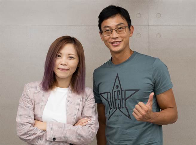 盧彥勳（右）在「空中小客廳」節目接受主持人張若瑤專訪。（中央社）