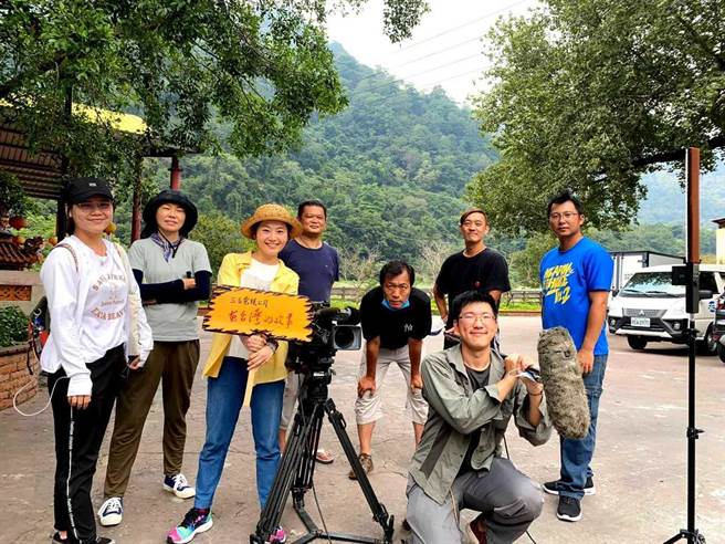 杨小黎（左前2）与《在台湾的故事》制作群合影。（三立提供）