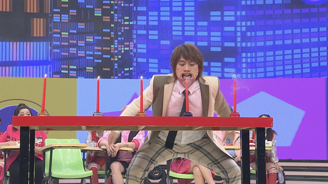 王仁甫吹完5根蜡烛仅花6.46秒。（民视提供）