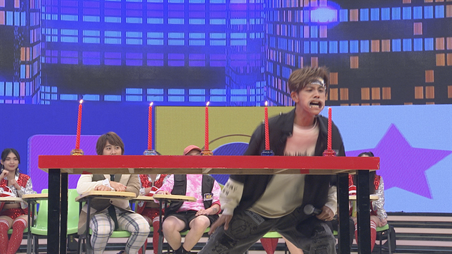 阿翔在节目上玩「扩嘴器吹蜡烛」的游戏。（民视提供）