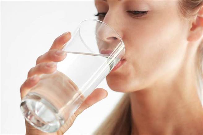 沒事多喝水？適量補水可以降低心臟病的風險！(示意圖/Shutterstock)