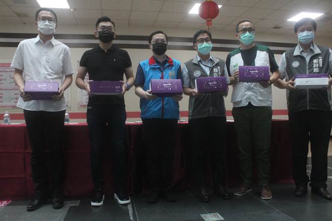 民間企業贈送中壢區高中小以及家扶中心共計5千劑快篩，以守住校園防線。（蕭靈璽攝）