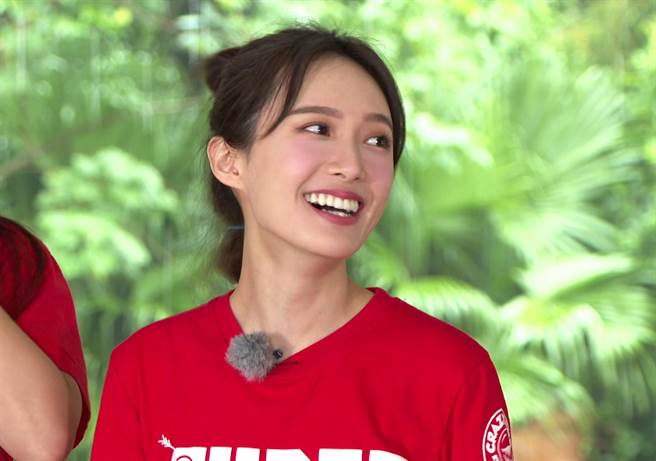 「最美护理师」邬又曦上节目闯关玩游戏。（台视提供）